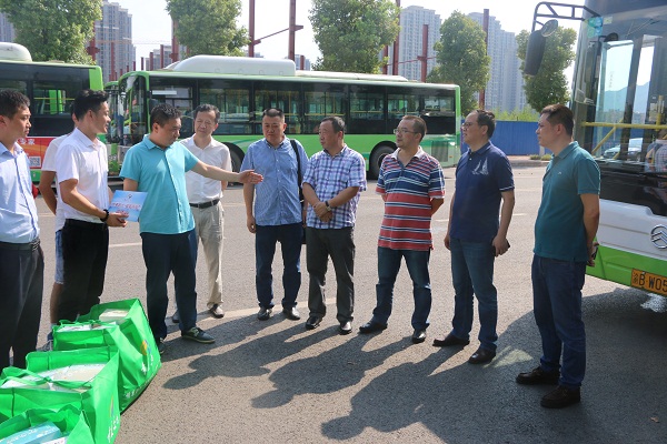 集團(tuán)副總經(jīng)理唐玉才高溫慰問(wèn)一線職工